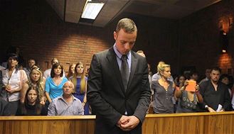 Oscar Pistorius, accusé du meurtre de son amie Reeva Steenkamp, au tribunal de Pretoria, le 21 février 2013